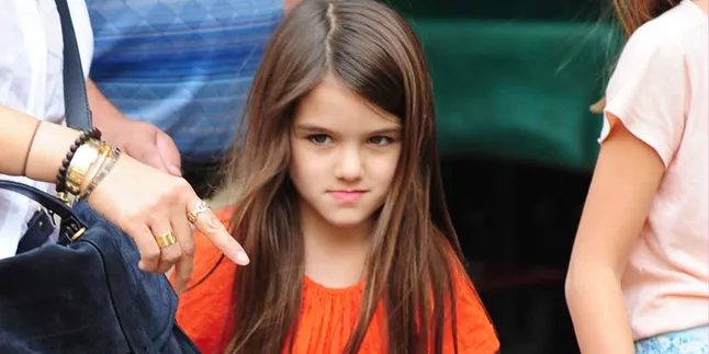 Pasca 'Diserang' Fans, Suri Cruise Malah Tertawa Lebar Pasca 'Diserang' Fans, Suri Cruise Malah Tertawa Lebar