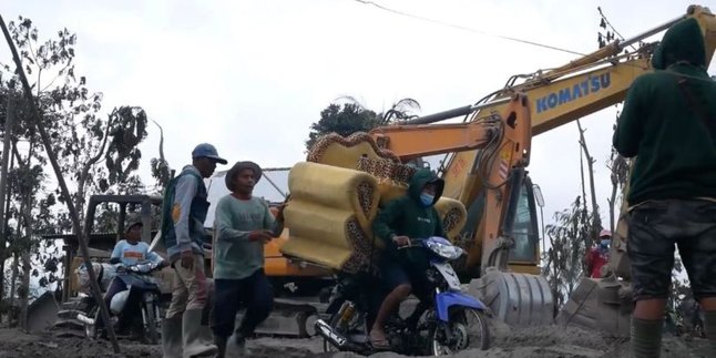 Pasca Erupsi Gunung Semeru, Terobos Zona Merah Kajar Kuning Demi Harta Berharga