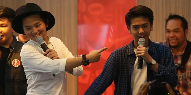 [Foto] Pasca Kecelakaan Motor, Iqbal Dapat Suapan Mesra Aldy CJR