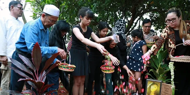 Pasca Pemakaman, Keluarga & Sahabat Yana Zein Gelar Tahlilan