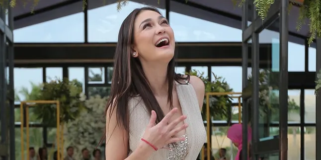 Pasca Pernikahan Syahrini - Reino Barack, Luna Maya Umrah & Bahagia