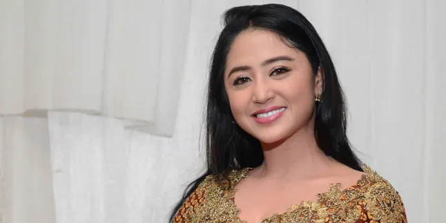 Pasca Sedot Lemak, Dewi Perssik Tak Mandi 9 Hari Pasca Sedot Lemak, Dewi Perssik Tak Mandi 9 Hari