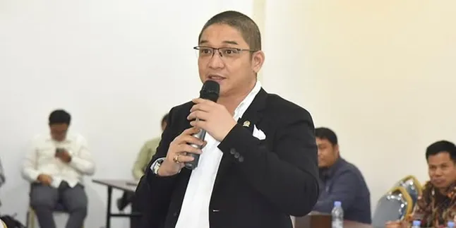 Pasha Ungu Does Not Join the Dance with Other DPR Members, Chooses to Remain Silent