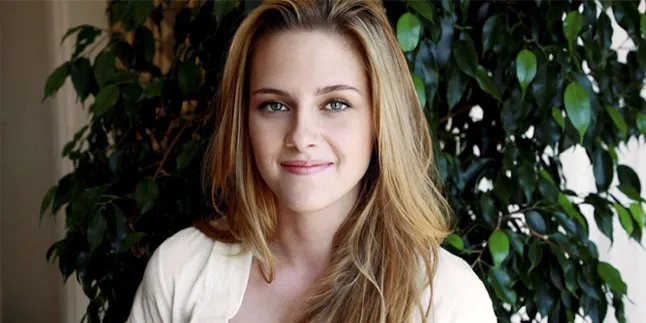 Patah Hati, Kristen Stewart Tenangkan Diri di Paris Patah Hati, Kristen Stewart Tenangkan Diri di Paris
