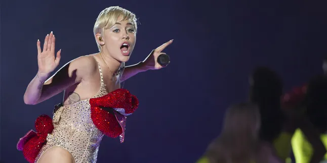 Patrick Mesra Dengan Wanita Lain, Apa Respon Miley Cyrus? Patrick Mesra Dengan Wanita Lain, Apa Respon Miley Cyrus?