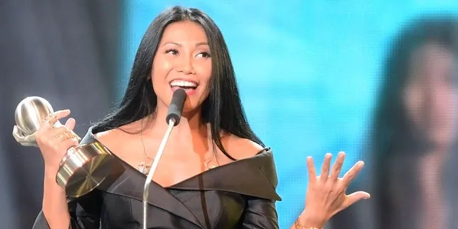 Patung Lilin Anggun Bakal Pakai Baju & Sepatu Perancang Dunia