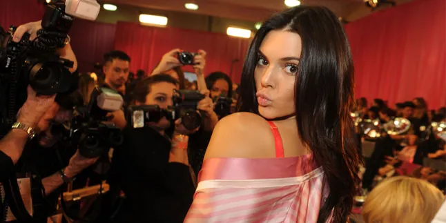 Patut Dicontoh! Kendall Jenner Beri Makanan Untuk Tunawisma