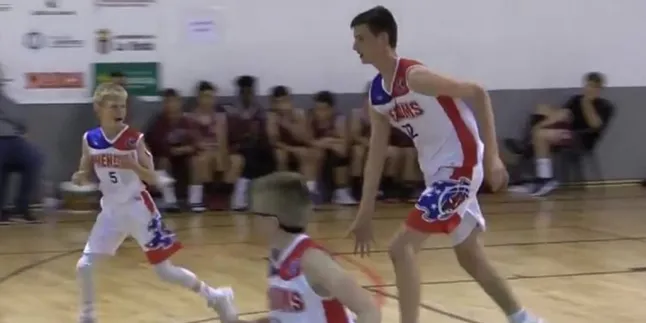 Pebasket 12 Tahun Ini Bisa Lakukan Dunk Tanpa Harus Loncat!