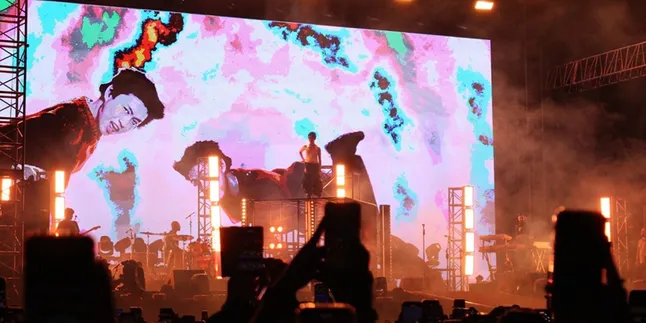Pecah! NIKI, Rich Brian, hingga Joji Guncang Panggung Head in the Clouds Jakarta 2022
