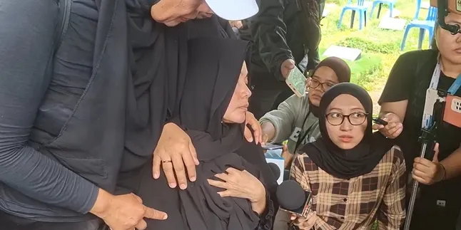 Karina Ranau's Tears Break as She Accompanies Epy Kusnandar's Funeral 'Preman Pensiun'