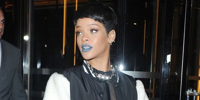 Pecahkan Ponsel Polisi, Rihanna Sumbang Rp 287 Juta Untuk Amal
