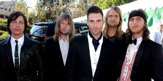 Pedagang Payung Serbu Konser Maroon 5