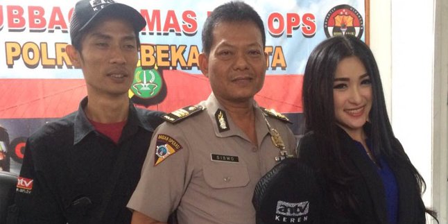 Pedangdut Desya Ong Berkeringat Dingin Bawakan Acara Kriminal