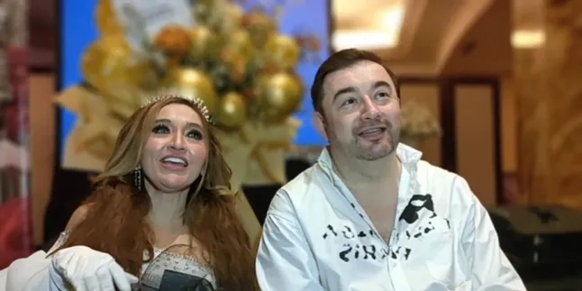 Pedangdut Indah Sari Manfaatkan Momen Jalan-jalan Ke Paris Untuk Syuting Video Klip Lagu Terbarunya Berjudul 'Panggil Namaku Sayang'