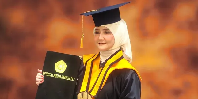 Pedangdut Mila Rosa Raih Gelar Doktor dengan Predikat Cumlaude Pedangdut Mila Rosa Raih Gelar Doktor dengan Predikat Cumlaude
