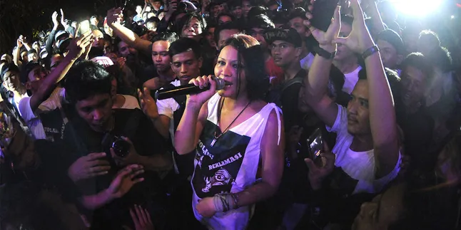 Peduli Nasib Guru, Melanie Subono Tunjukkan Lewat Konser