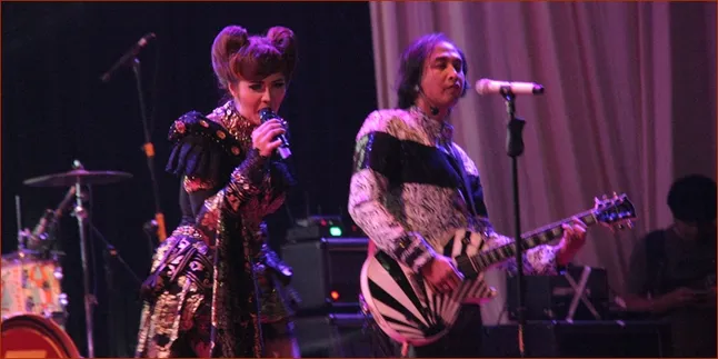 Pegang Samurai, Piyu Bunuh-Bunuhan Dengan Penyanyi Cantik Ini