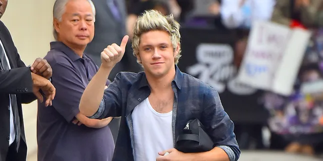 Peluk Cium Pacar, Niall Horan Buat Hati Directioners Rontok Peluk Cium Pacar, Niall Horan Buat Hati Directioners Rontok