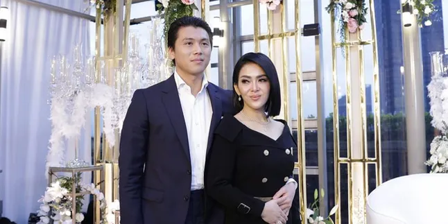Peluk Reino Barack, Syahrini: Selamat Sholat Jumat Kembali Suami
