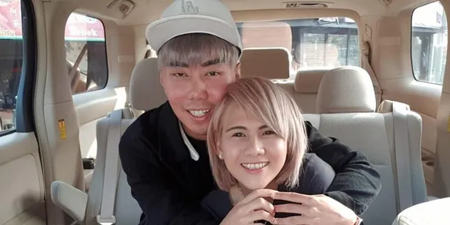 Pelukan dan Gandengan Tangan, Roy Kiyoshi dan Evelyn Nada Anjani Resmi Pacaran? Pelukan dan Gandengan Tangan, Roy Kiyoshi dan Evelyn Nada Anjani Resmi Pacaran?