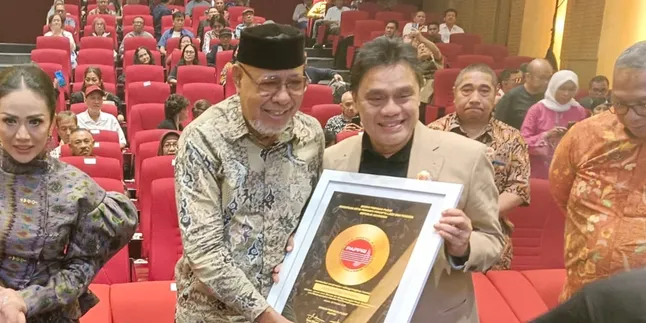 Launch of New Book by Musician Enteng Tanamal Attended by Famous Singers