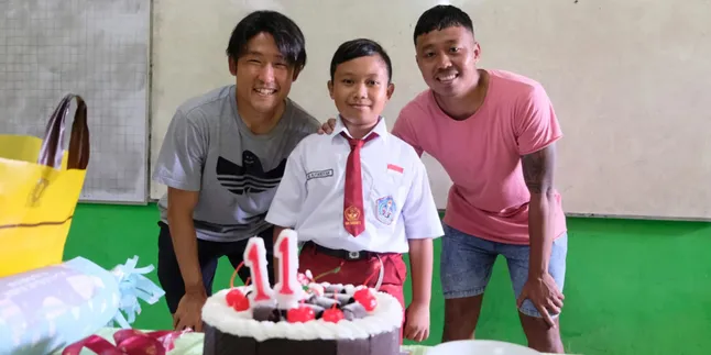 Pemain Arema FC Renshi Yamaguchi dan Kushedia Hari Yudo Hingga Kapolsek Klojen Beri Kejutan Ulang Tahun untuk Alfiansyah, Anak Yatim Piatu Korban Tragedi Kanjuruhan