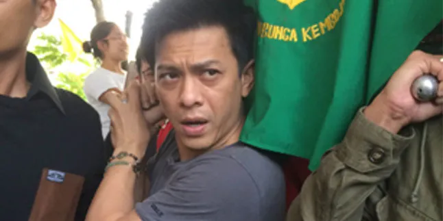 Pemakaman Ayah Ariel NOAH, Warga Sekitar Seakan Dapat 'Hiburan'