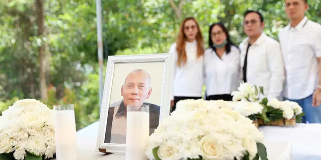 Penuh Haru, Isak Tangis Anak Bungsu Iringi Pemakaman Jenazah Ayah Mario dan Oscar Lawalata Penuh Haru, Isak Tangis Anak Bungsu Iringi Pemakaman Jenazah Ayah Mario dan Oscar Lawalata