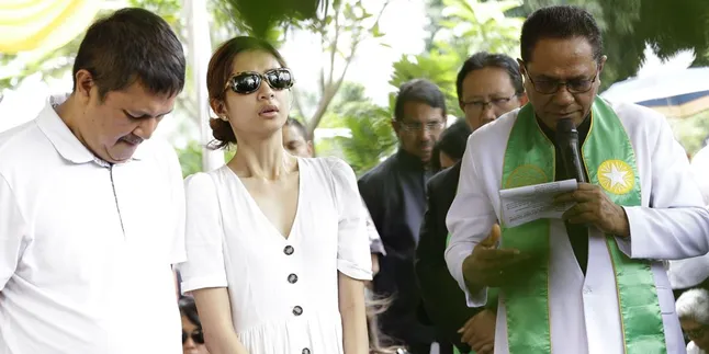 Pemakaman Ibu Mikha Tambayong, Tabur Bunga Penuh Haru