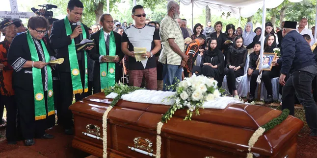 Pemakaman Rinto Harahap Diwarnai Isak Air Mata dan Rintik Hujan Pemakaman Rinto Harahap Diwarnai Isak Air Mata dan Rintik Hujan