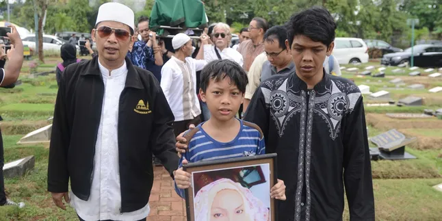 Pemakaman Titi Qadarsih Diwarnai Isak Tangis Keluarga dan Kerabat Pemakaman Titi Qadarsih Diwarnai Isak Tangis Keluarga dan Kerabat
