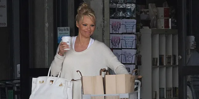 Pemandangan Langka Dari Pamela Anderson!