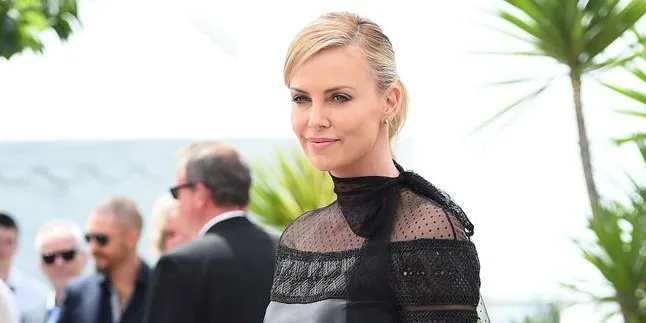 Pemotretan di Pantai, Charlize Theron Hot Bikin Tergila-Gila