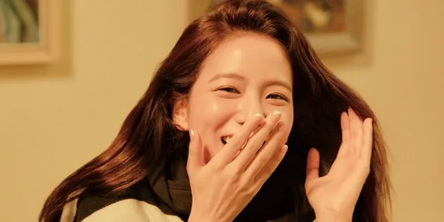Pemotretan Jisoo BLACKPINK Terbaru, Pose Cantik Rebahan di Meja