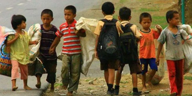 Pemuda Ini Rela Putus Sekolah Demi Rawat Nenek Yang Buta