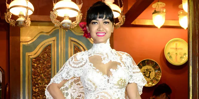 Penampilan Bak Pengantin, Jupe Sudah Siap Naik Pelaminan Lagi?