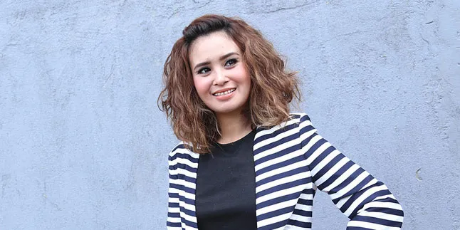 Penampilan Baru Ayushita, Makin Cantik Hot Saat Pemotretan