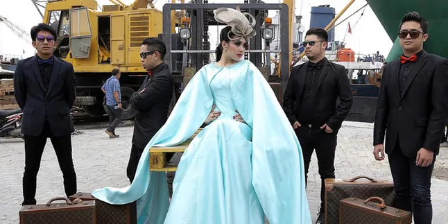 Penampilan Baru, Syahrini Tempel Boneka di Bajunya