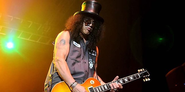 Penampilan Langka Slash Guncang Panggung Dengan Gitar Akustik