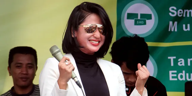 Penampilan Pasca Umroh Tetap Seksi, Dewi Perssik Dikritik