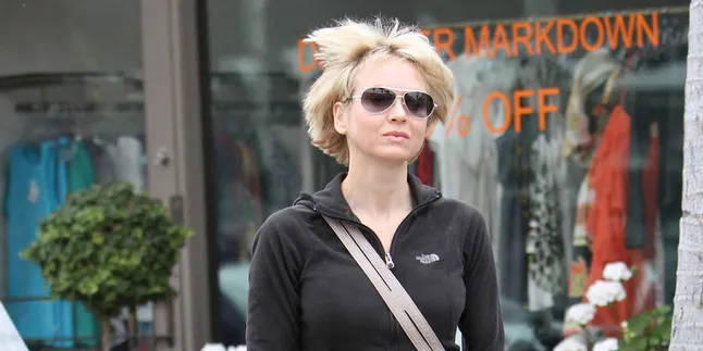 Penampilan Renee Zellweger Lagi-Lagi Berubah Secara Dramatis