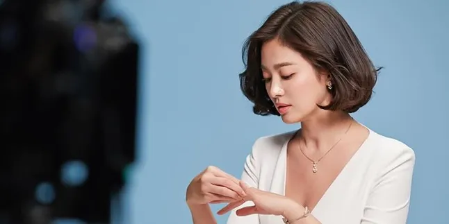 Penampilan Terbaru Song Hye Kyo, Pakai Dress Tanpa Lengan & Terlihat Bahagia