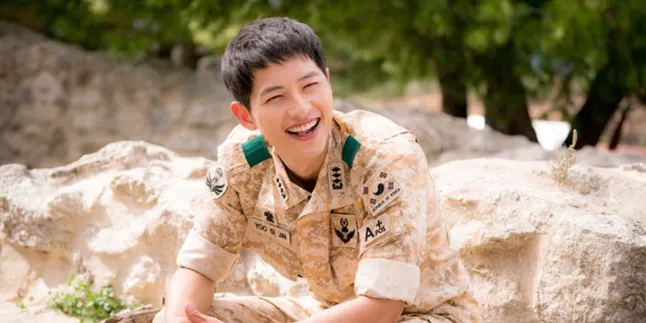 Penampilan Terbaru Song Joong Ki saat Syuting, Keriting & Ganteng