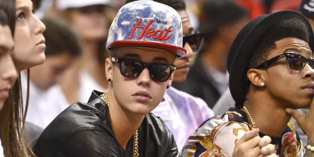 Penari Telanjang Kaget dan Senang Saat Pantatnya Dipegang Justin Bieber