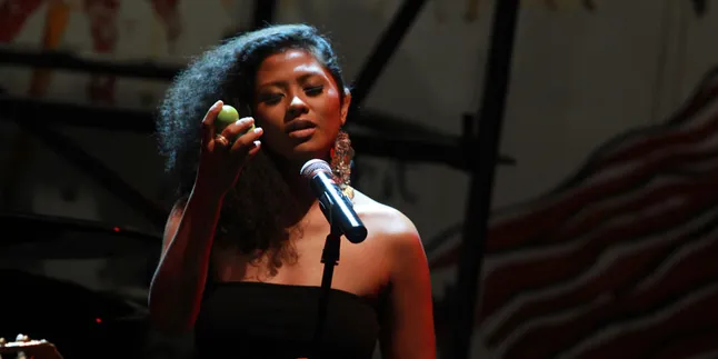 Penasaran, Dira Sugandi Kepoin Penyanyi Mancanegara