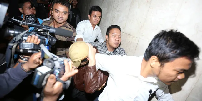 Pengacara Guntur Bumi Pertanyakan Alasan Penangkapan Pengacara Guntur Bumi Pertanyakan Alasan Penangkapan
