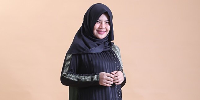 Rosa Meldianti's Experience of Eid in Jakarta, Her Partner Becomes the Imam of Eid Prayer at Home