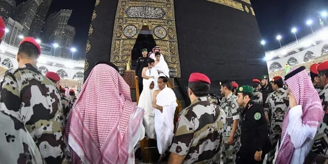 Pengalaman Sekali Seumur Hidup, Jokowi & Keluarga Masuk ke Dalam Kabah