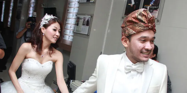 Pengantin Baru, Ruben dan Wenda Romantis di Pantai