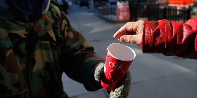 Pengemis Jadi Viral, Gara-Gara Terciduk Pakai Mobil Sedan Pribadi